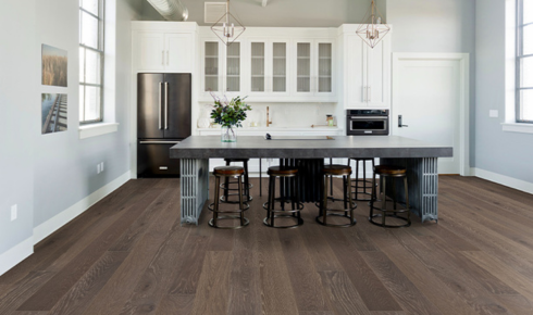 Why might choosing a floor colour close to the colour of local dust hide daily dirt better